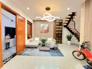 hai bà trưng- 6 tầng thang máy - mặt tiền rộng -full đồ-một vài bước ra phố - trước nhà sh quay đầu