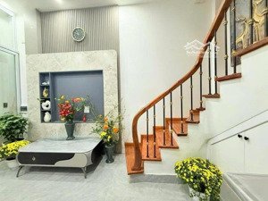 trung tâm ba đình giá rẻ: 30m2-5 tầng-giá 7.98 tỷ- gần phố, 4 phòng công năng đỉnh- tặng nội thất