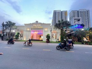 mt ngang 9m vị trí kinh doanh mt phạm hữu lầu ngay cổng chung cư và trường học dĩ an giá cần ra gấp