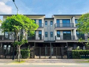 nhà phố vườn có sổ hồng riêng sẵn sàng công chứng ngay