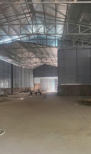 cho thuê kho trong ngõ đường đê bát khối, dt 760m, mt 8m, rb, giá 50tr