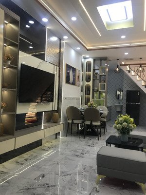 nhà đẹp mới về vị trí cực đẹp - xe hơi đỗ cửa. đối diện trường mầm non sóc nâu tiện ích đ