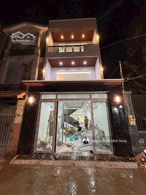 bán nhà phố giáp quận 7, 4 phòng ngủ 5 wc, ô tô đậu trong nhà