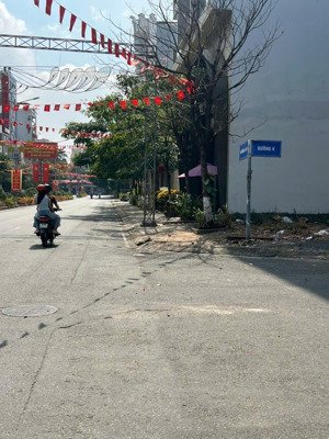 bán nhà 5 x 20m đường k tthc dĩ an. 6 phòng ngủ. bếp, phòng khách 3 wc nhà hướng đông nam mát