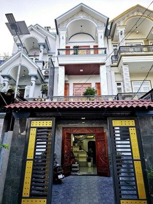 cc bán nhà mới 2 lầu dt 90m2 sẵn 3pn dĩ an (tp hcm); sân đậu ô tô 7 chỗ, shr, hỗ trợ vay 70%