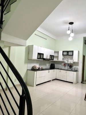 nhà 4 tầng 95m2 có sân đỗ ô tô, gần đhvh đỗ xuân hợp phước long b.