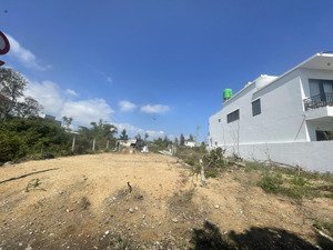 cần bán 2 lô liền kề đường 7m - cạnh resort nam hải - diện tích : 400 m2 - gần bãi tắm hà my