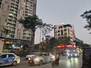 chính chủ tôi bán nhà mặt phố trần kim xuyến 3 mặt thoáng trước công viên, sau hồ,kinh d 1.2tỷ/năm