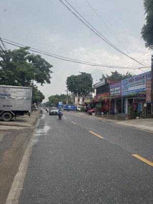 anh trai e cần tiền gấp muốn bán 100m đất phố phù lỗ tặng nhà 3 tầng cho thuê dòng tiền 200tr /năm