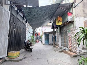 bán đất tặng nhà cấp 4. giá rẻ nhất kv tân phú. shr mới còn thơm mùi mực