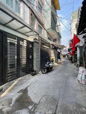 trần hưng đạo quận 1 - nhà mới 3 tầng - 3pn + 4wc - hiện hữu 33m2 ( 3,2 x 11 ) - hẻm 3m sát mt