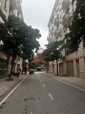 bán nhà him lam - vạn phúc - tố hữu.giá cực tốt- sẵn 6 tầng thang máy - đang cho thuê nhẹ hơn 50tr