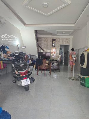 hxh trung tâm lê văn việt lã xuân oai, gần chợ tăng nhơn phú a
dt 82m (ngang 4.3m)