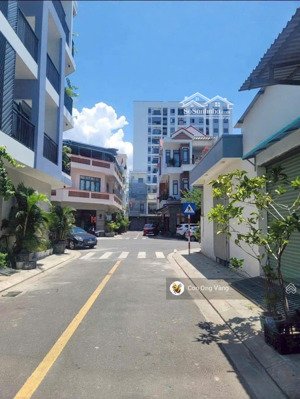 - bán lô góc tặng nhà cấp 4 tđc vcn phước long vị trí đẹp xây dựng tự do sát đường 28.