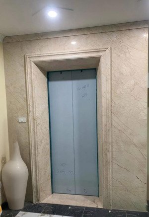 cho thuê nhà căn góc, thang máy, 175m2_ 7t; giáp lạc long quân, võ chí công, nguyễn hoàng tôn-74 tr