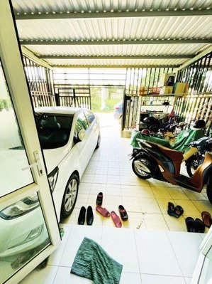 nhà 1 lầu có 2 phòng ngủ sân đậu ô tô sổ hồng riêng hoàn công đầy đủ.