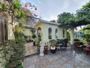 biệt thự sân vườn cổ điển ngay giữa lòng tp, thông số khủng 14x15m, cách mặt tiền chỉ vài bước chân