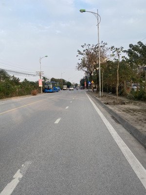 bán gấp nhà dân xây tại long biên. vỉa hè 5m, kinh doanh xe tải tránh. dt: 90m2 x 3 tầng. 25.x tỷ