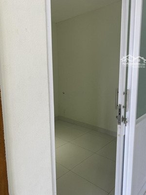 chung cư: 1 phòng ngủ lớn, 1 phòng ngủ nhỏ, 1 wc, 1 bếp, 1 phòng khách, 1 ban công