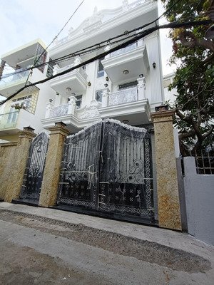 chủ ngộp bán chdv cao cấp bình thạnh , 20 phòng, dòng tiền khoán 140tr/tháng , sát mt. nhỉnh 32 tỷ