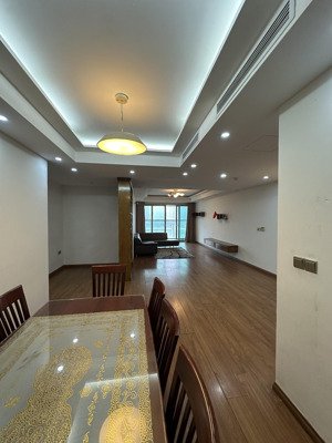 cho thuê chung cư mandarin gaden hoàng minh giám. 172m2 3ngủ 2wc. đồ cơ bản. giá 30 triệu/ tháng
