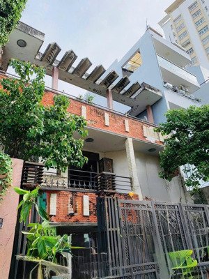 chính chủ bán nhà đất hiếm - hẻm xe hơi dt 221m đất thổ cư. sẵn sổ nhà trống giao ngay.