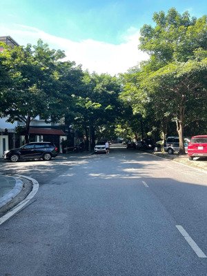 bán lô góc biệt thự tt4 thành phố giao lưu 170m2 x 4 tầng, nội thất đẹp. lh 