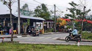 sát ql1a + chợ . đường nhựa 5,5m + lề 2m giá chỉ 1.3 tỷ