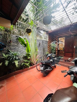 bán nhà tây hồ _ mặt phố _ kinh doanh _ 2 thoáng _ 370tr/m2.