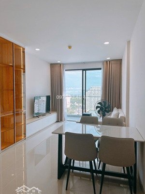 cho thuê: căn 2 phòng ngủ vũng tàu centre point tầng cao view biển.