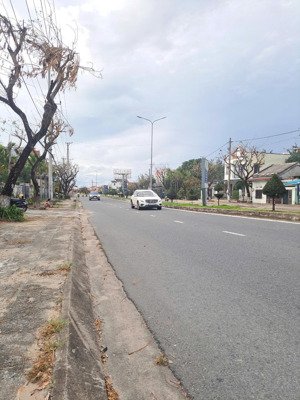 cần bán gấp lô đất mặt tiền lạc long quân, trục chính của hội an, đất đẹp nở hậu 3 mặt đường.