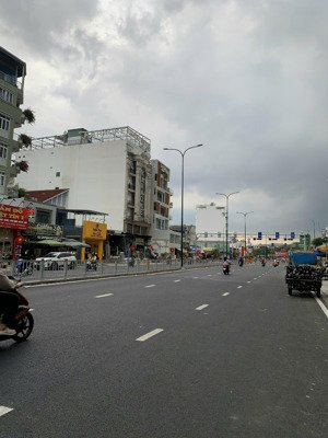 mặt tiền dương quảng hàm dt 6.7x25m ctxd hầm 8 lầu, có mặt hẻm 8m sau nhà. chỉ 31.5 tỷ