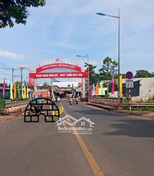 ngay trục chính lê a đường lớn, xe ô tô lưu thông thoải mái, dân cư đông đúc