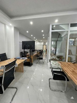 cho thuê tầng trệt 5x21, sẵn nội thất vp, có hầm để xe, gần bãi xe, khu vực an ninh