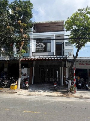 bán nhà 3 tầng đô đốc lộc (7m5). vị trí sát chợ hoà xuân. hướng: tây nam, gồm 4p ngủ, 3 toilet