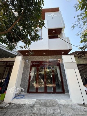 căn nhà 3 tầng mới - đường 7.5m phùng tá chu , ngay sát biển du lịch sơn trà - 77m2 ngang 5m