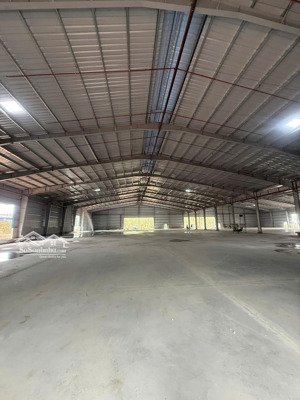 cho thuê xưởng khuôn viên đất 9000m2. nhà xưởng 5000m2. đầy đủ giấy tờ. gần cổng xanh, phú giáo, bd