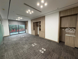 cho thuê văn phòng 92 m2 tại royal city, đầy đủ nội thất mới đẹp, 35 triệu, phù hợp đến 40 nhân sự