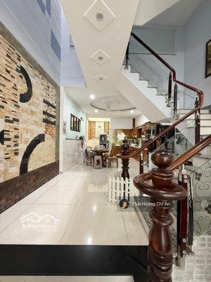 chính chủ cần bán gấp nhà trung tâm phú nhuận diện tích 86m2 trục đường lê văn sỹ sầm uất