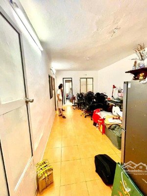 tập thể 328 nguyễn trãi 70m2 lô góc thoáng sáng ô tô đỗ chân cầu thang 4.5 tỷ