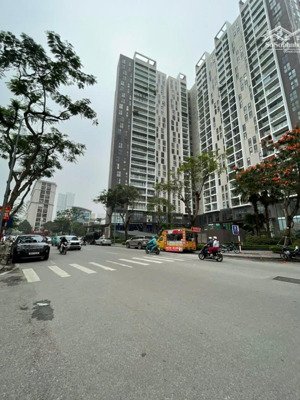 hiếm, mặt phố trần kim xuyến cầu giấy dt 160m mt 9m xây 5 tầng kinh doanh sầm uất vỉa hè đá bóng