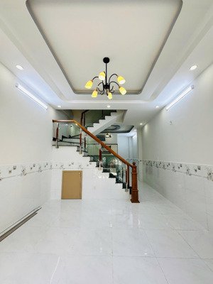 đường xe hơi thông - dt: 4x10,5m - nhà đúc 3 tầng, 3pn, ngay gò xoài - chỉ 3, x tỷ