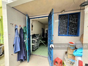 nhà nhỏ xinh phù hợp gia đình trẻ, ít người. gồm trệt + lầu + 2pn + wc.