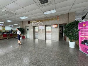 cho thuê tòa nhà văn phòng mặt phố duy tân, cầu giấy. lô góc 2 mặt tiền 35m 7 tầng 800 triệu