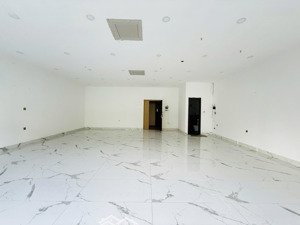 cho thuê shop sala 235m2, mặt tiền 8.3m, vị trí đẹp, nhận diện thương hiệu, có máy lạnh