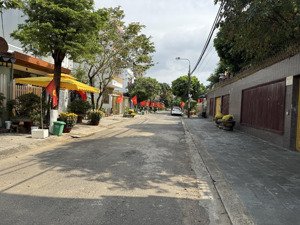 bán nhà vip - vào ở ngay ạ! kiểu nhà sân vườn hưởng thụ. có sân + có hồ cá