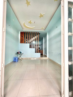 nhà mã lò, 2 lầu sân thượng, 3 phòng ngủ, hẻm rộng khu yên tĩnh. lh 