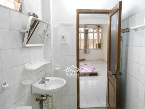 tầng khép kín 25m2, chợ hôm, sáng thoáng trước sau, ở ngay