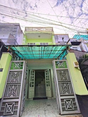 chủ cần bán nhà trệt 2 lầu, hẻm xe hơi. có sân thượng. khu dân cư an ninh. dt 50m. 3pn, 3wc