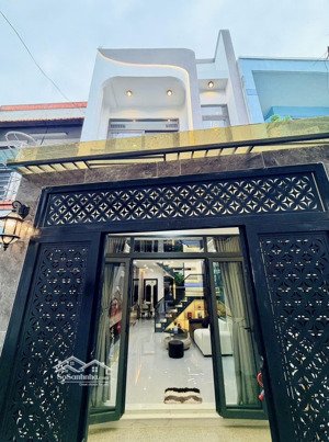 nhà ngon - 1 sẹt - diện tích to - 3 phòng ngủ - nội thất sang trọng - ngay công viên làng hoa